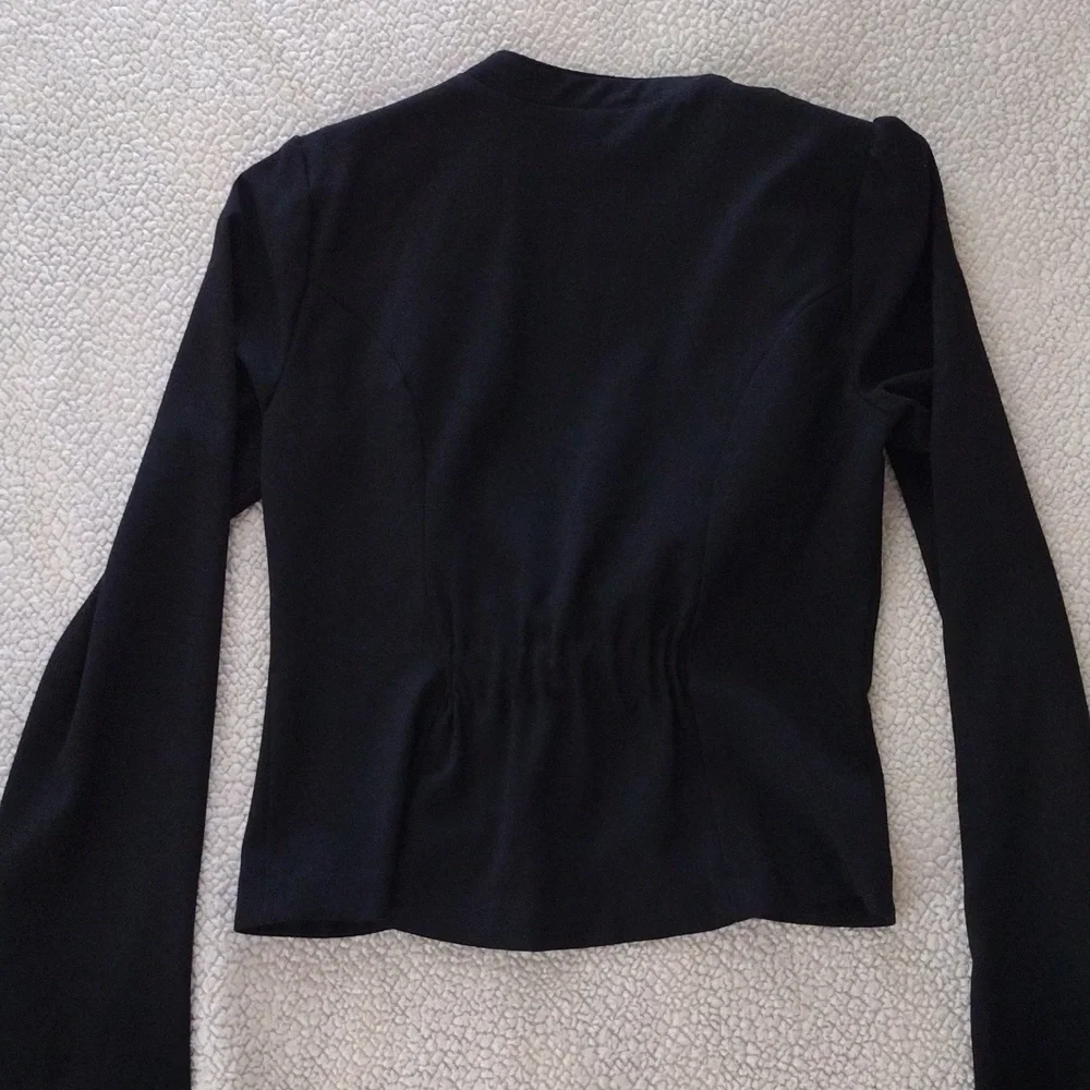 Windsor Cropped Blazer. Size Medium - Picture 2 of 5